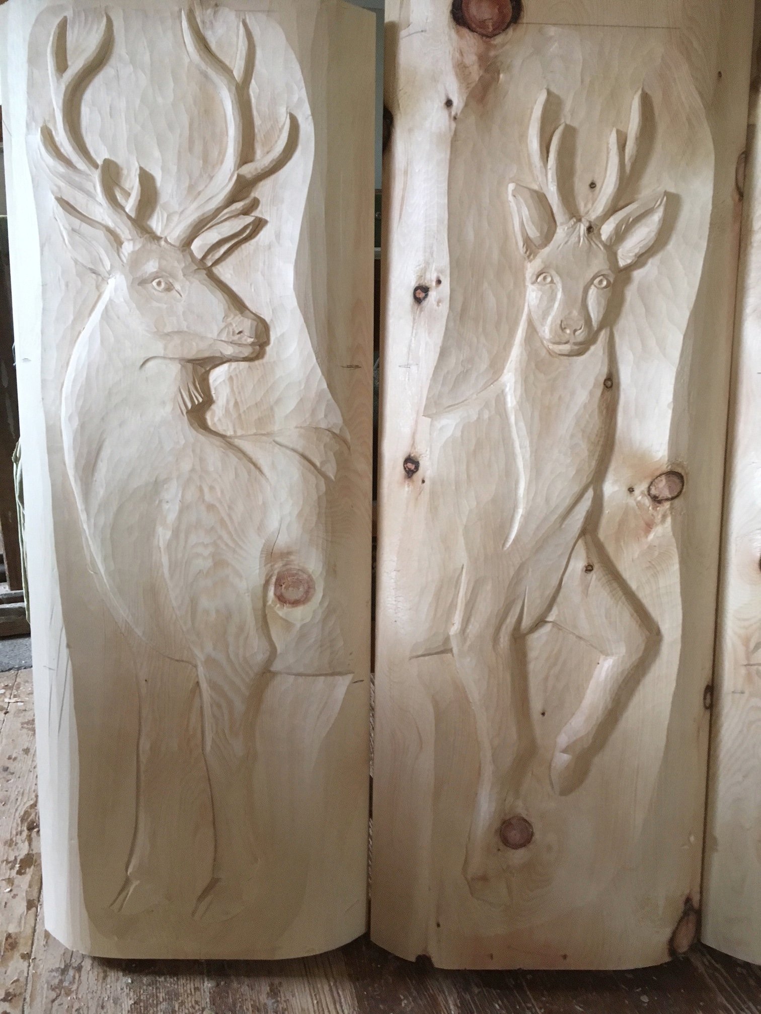 Hirsch Gems Relief handgeschnitzt