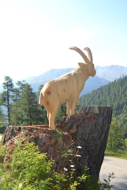 Steinbock geschnitzt