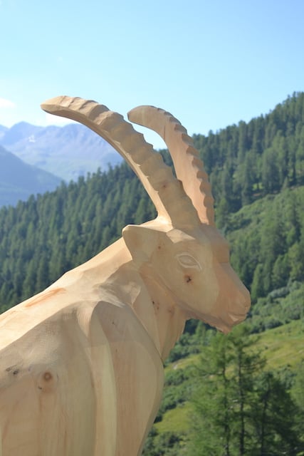 Steinbock geschnitzt