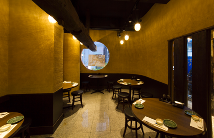 広々テーブル席。立食パーティーもできます。