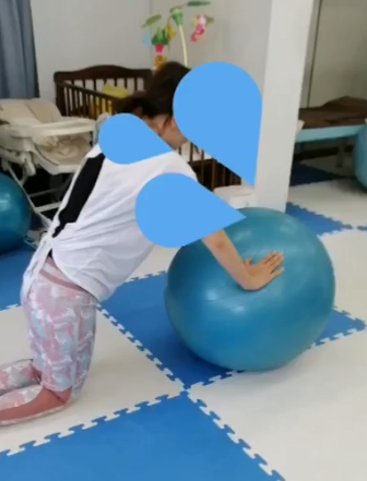 バランスボールを使って腕立て伏せ！