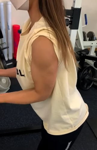 腕トレ！　筋トレ女子