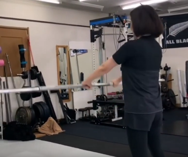 バーベルフロントレイズ