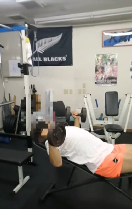 プレスよりも効く⁈　ダンベルフライ　　　先日のお客様