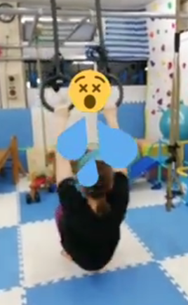 脚の力を借りて吊り輪懸垂！