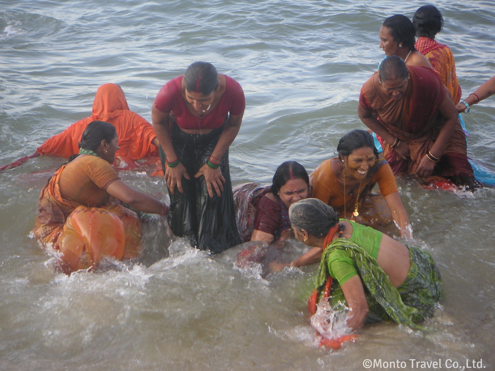 聖地カンニャクマーリーで沐浴する人たち