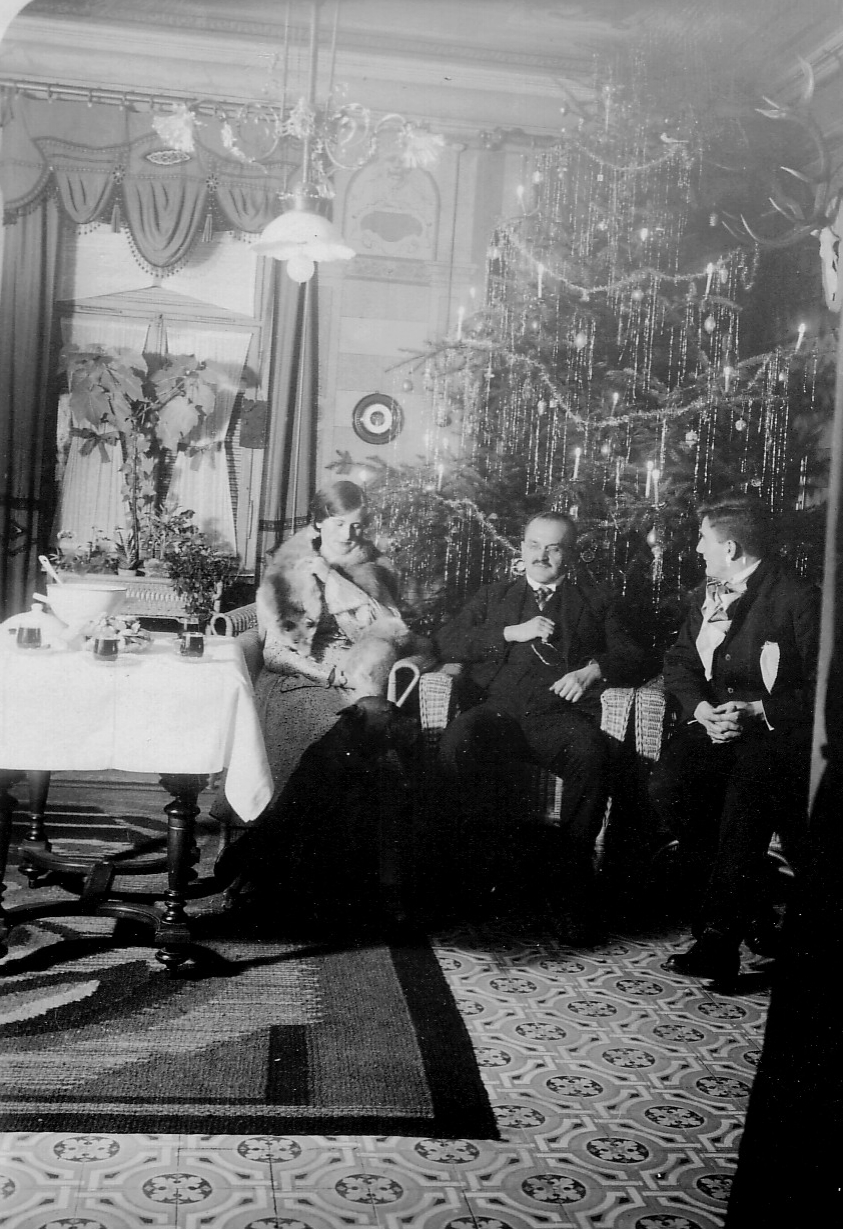 1929 Weihnachten (von li. Elisabeth, Oskar, Werner)