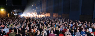 begeistertes Kinopublikum bei der Filmvorführung "Zu Fuß über die Alpen - von München nach Venedig"