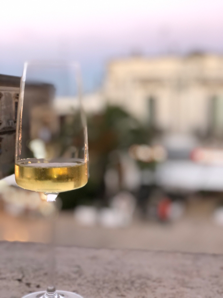 Ein Glas Minutolo im Sterne Restaurant Il Sotto L'arco in Carovigno. Besser essen im schönsten Ambiente 