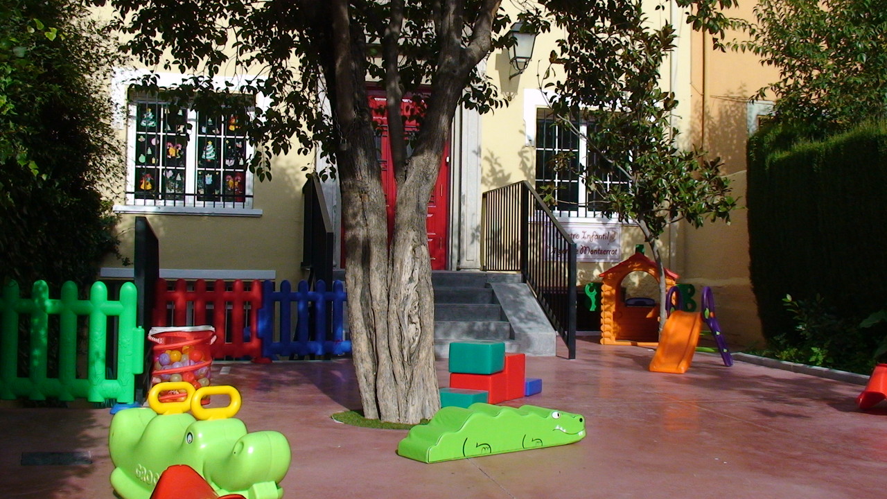 Centro Infantil Virgen de Montserrat. Granada. Detalle de la entrada.