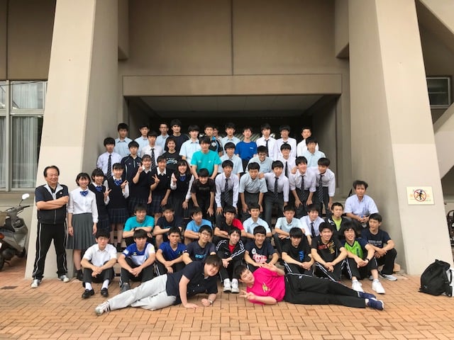 桐蔭学園高校卓球部県総体最終戦後の集合写真