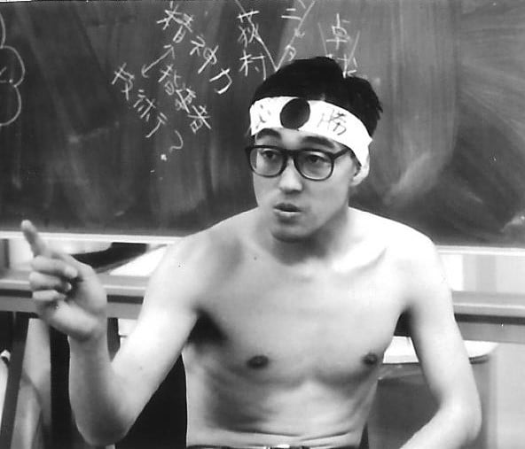 「卓球レポート」のパロディ誌「現代卓球」発行人の扮装