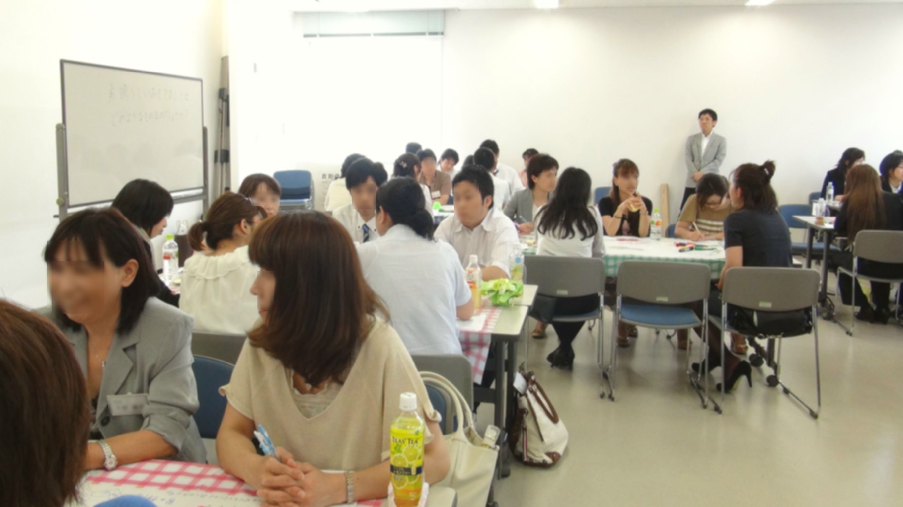 会議室で普段行うミーティングとは違い、和気あいあいとした雰囲気で行いますので、参加者の笑顔が多いのも特徴です。