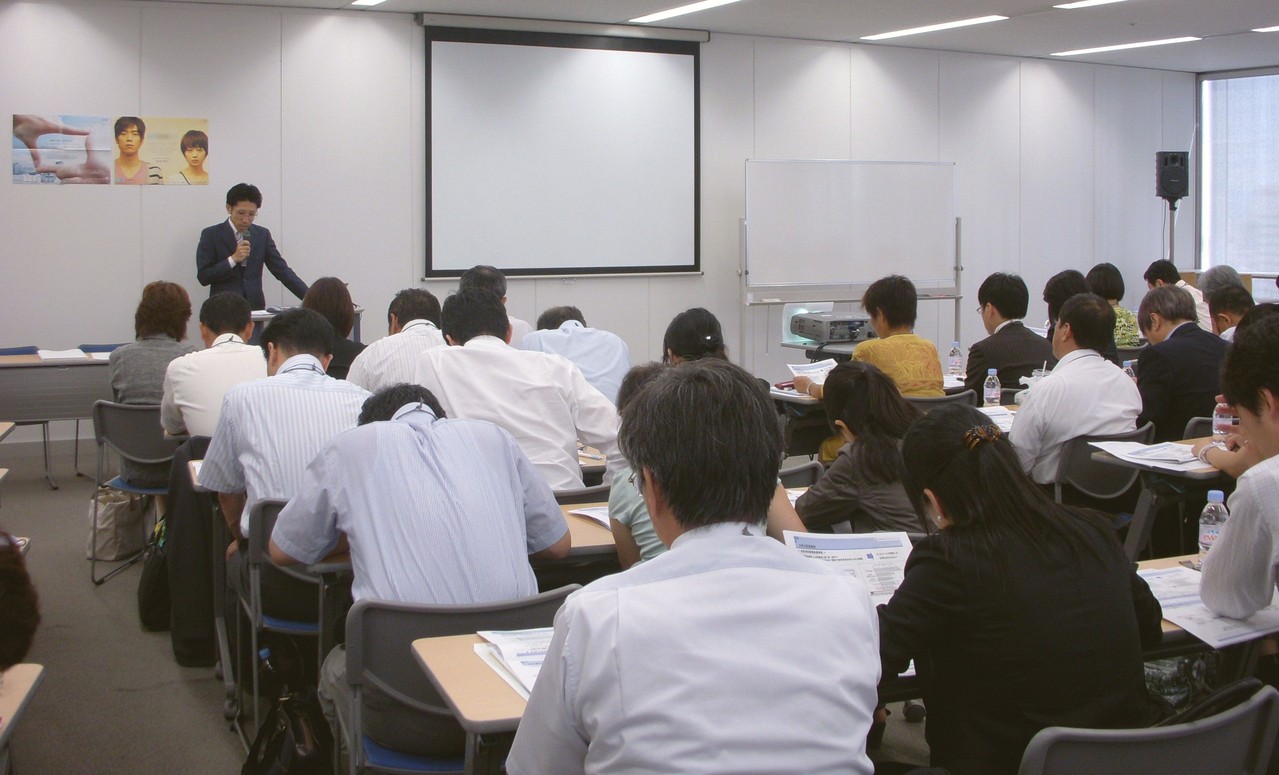 大学関係者向けに就職活動学生のメンタルヘルス対策に関する講演を実施。就職活動をする学生がメンタル不全になる事例の増加により、予防・改善に向けての取り組みを強化している大学が増えています。