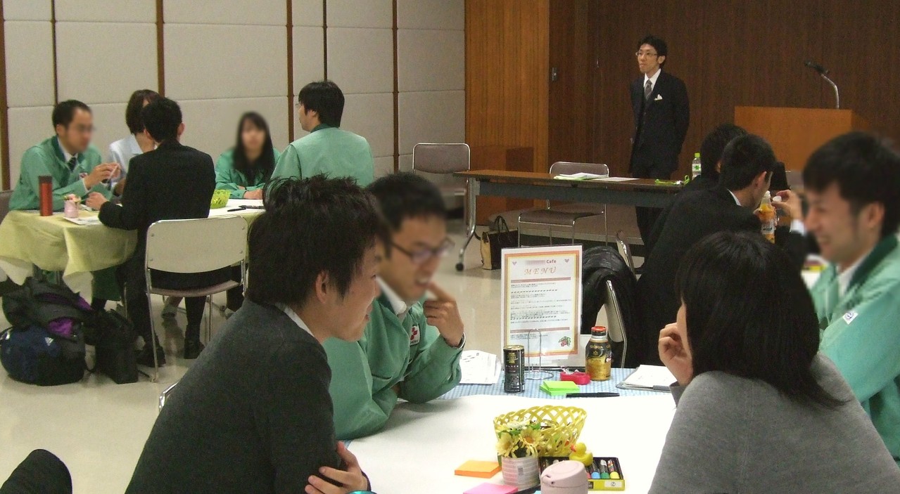 カフェスタイルでの若手社員向け研修。自分たちが考える理想の会社作りについて自由に意見を出し合いました。そのためにはどうしていけば良いのかを考えるきっかけになれば。