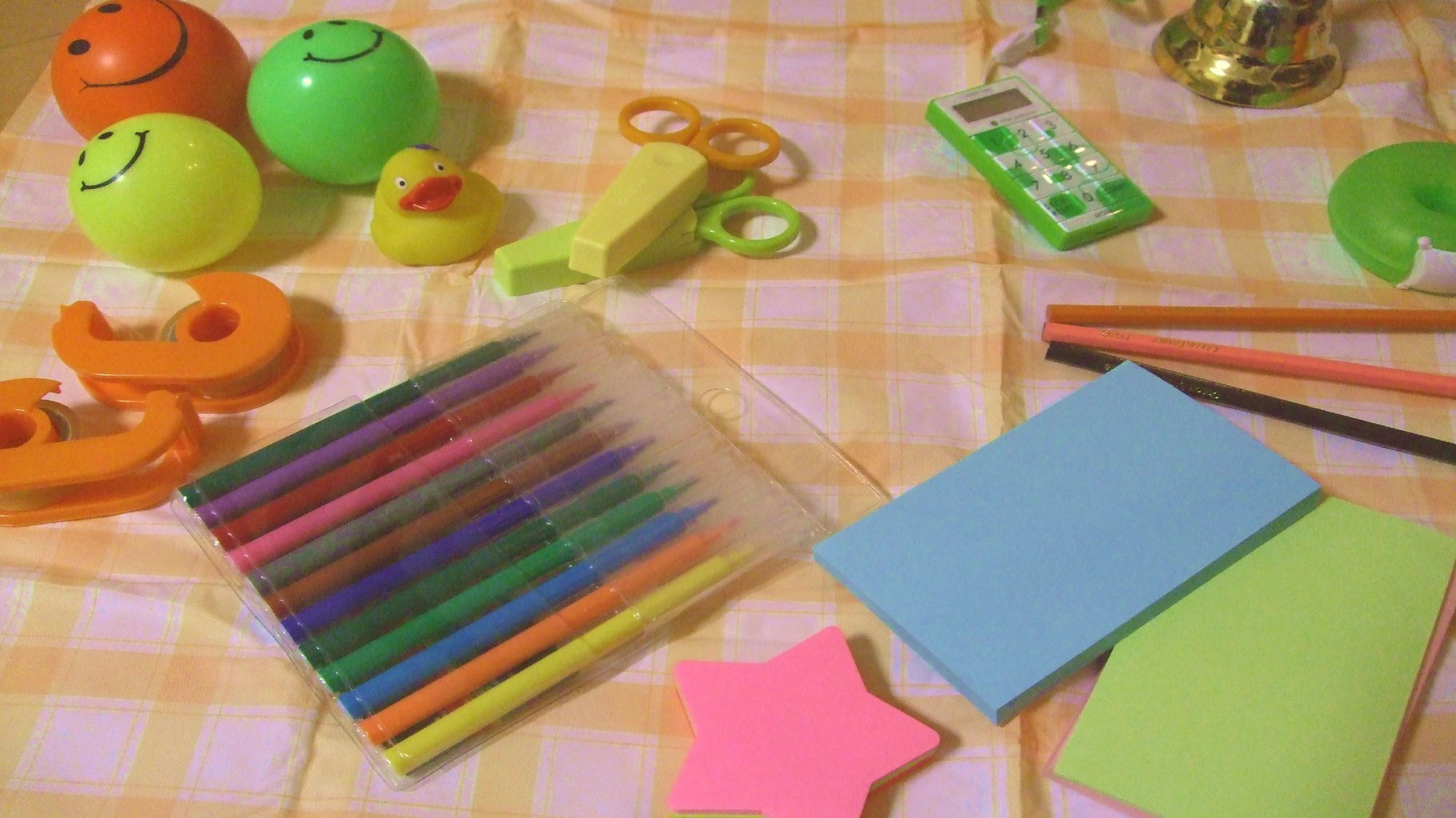 使用するグッズの一例。カラフルなものを多くそろえています。