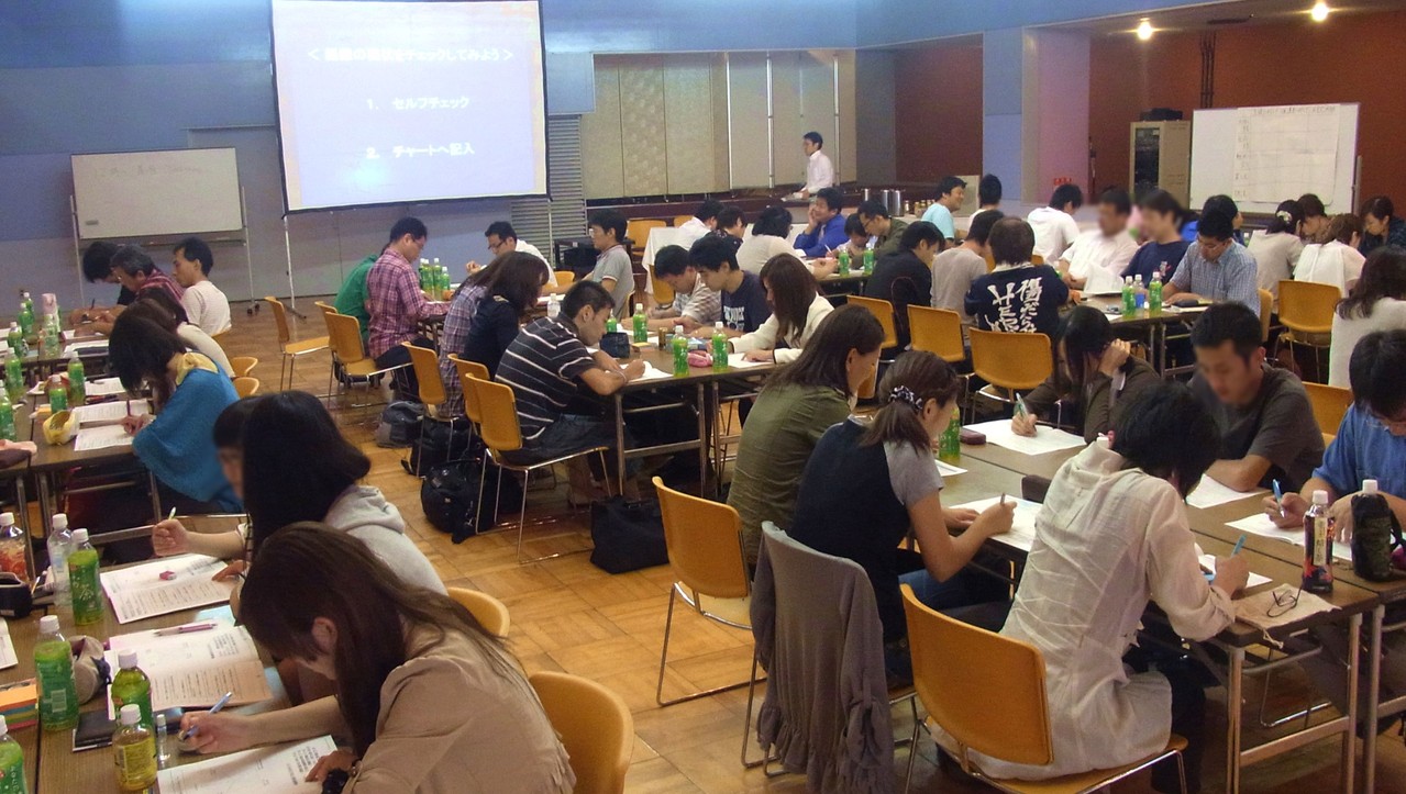 理念浸透を図るために全社員向けの合宿スタイルでの研修。役職・年代の壁を取り払い、率直に意見を出してもらいました。