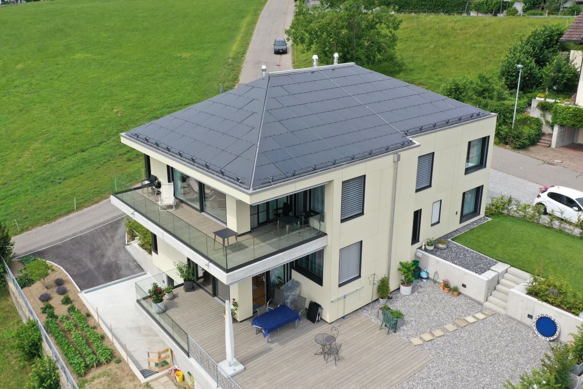 Indach-PV-Anlage von 3S Solar auf modernem Wohnhaus in Mettmenstetten in Zürich – ästhetisch integrierte Solaranlage für nachhaltige Stromproduktion.
