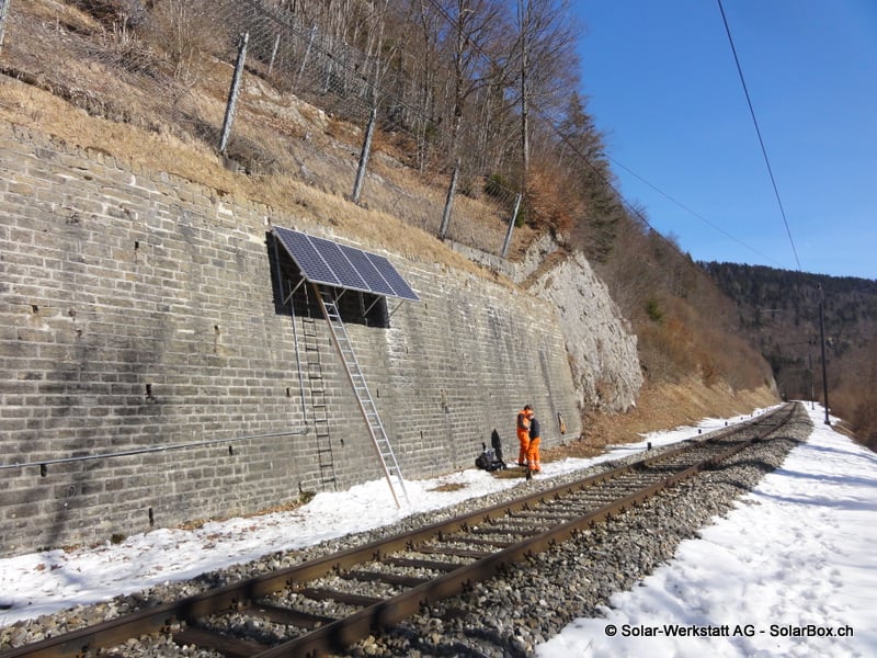 Solarstromanlage zur Versorgung einer SBB-Messstation an einer Bahnstrecke – autarke Energiequelle für Bahn-Infrastruktur in der Schweiz.