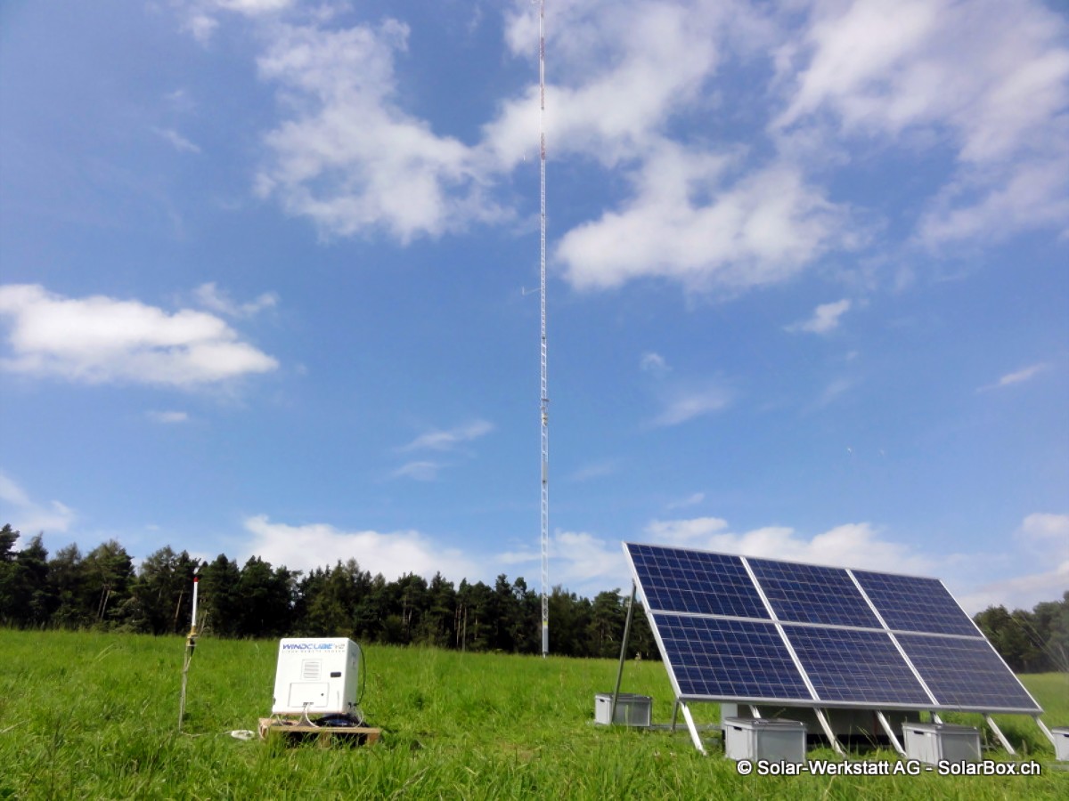 Insel-Solaranlage zur autarken Stromversorgung einer Messstation auf freiem Feld – installiert durch die Solar-Werkstatt AG.