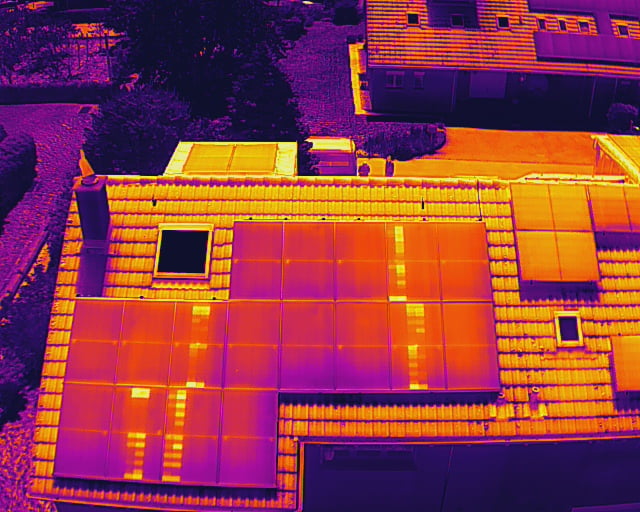 Thermografische Aufnahme einer Solaranlage in Obfelden, Zürich – Sichtprüfung zeigt mögliche Bypass-Diodenfehler zur Wartung und Optimierung durch die Solar-Werkstatt AG.