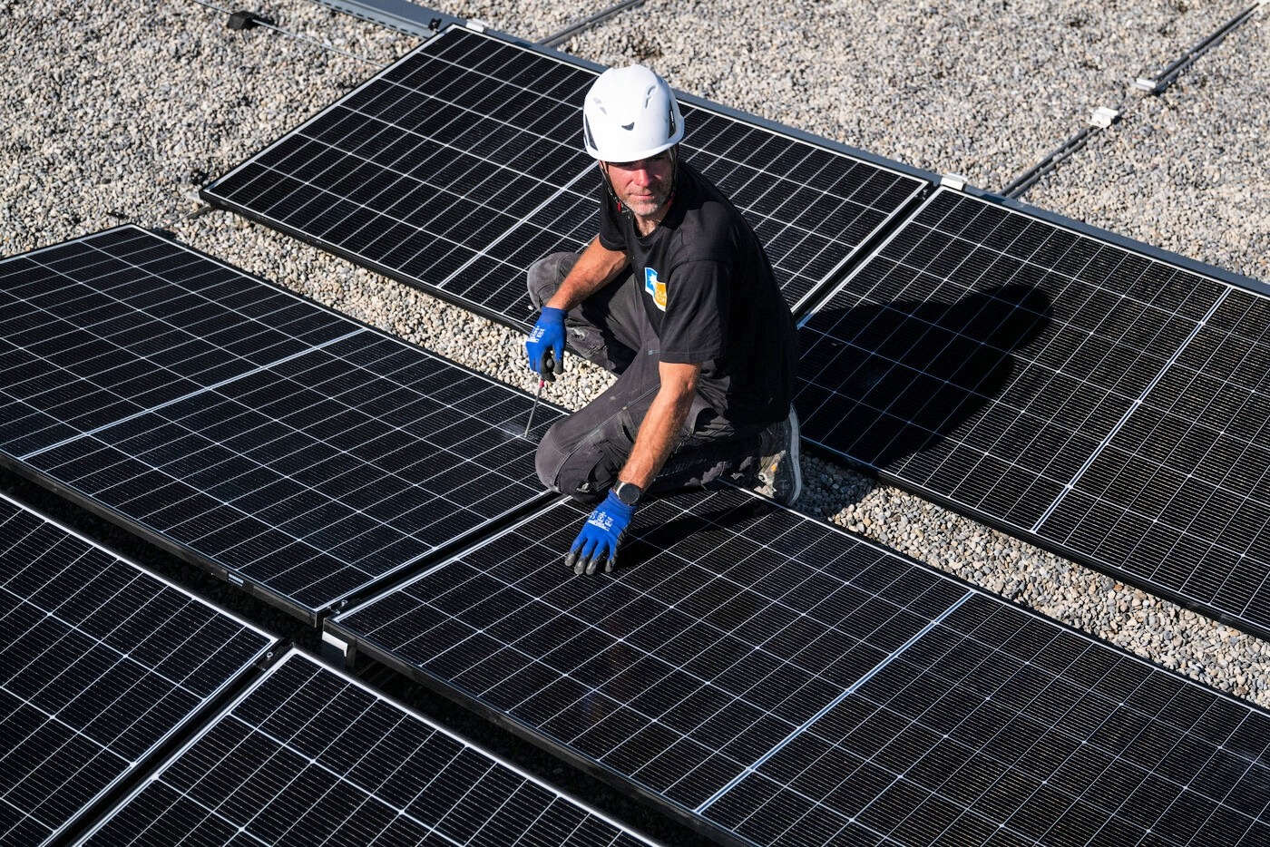 Installation einer Flachdach-Photovoltaikanlage für Gewerbe in Affoltern am Albis, Zürich – fachgerechte Montage durch zertifizierten Solarprofi.