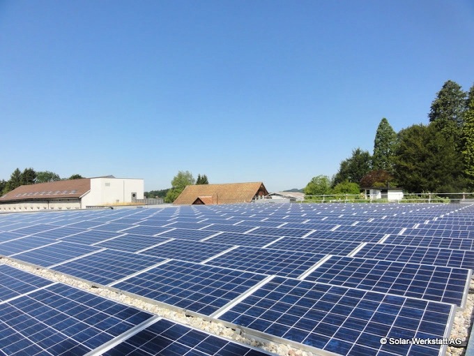 Flachdach-Photovoltaikanlage auf einem Gewerbe- oder Landwirtschaftsbetrieb – nachhaltige Solarstromproduktion mit optimaler Flächennutzung.