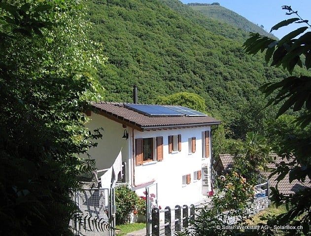 Off-Grid-Solaranlage auf Ferienhaus im Tessin – unabhängige Stromversorgung mit Photovoltaik durch die Solar-Werkstatt AG.