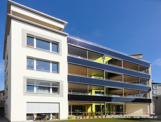 Balkon-Photovoltaikanlage an einem Mehrfamilienhaus in Hedingen, Zürich – moderne Solarlösung zur Stromproduktion auf kleinem Raum.
