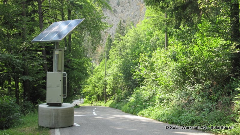 Autarkes Off-Grid-Solarsystem für die Stromversorgung im Strassenbau – kompakte Photovoltaiklösung im Einsatz an einer Bergstraße Bern