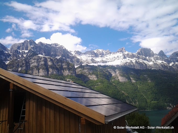 Indach-Photovoltaikanlage auf einem Holzhaus in Quarten, St. Gallen – nachhaltige Stromproduktion mit Blick auf die Glarner Alpen und den Walensee installiert von Solar-Werkstatt AG