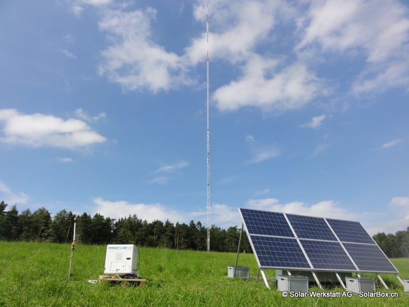 Insel-Solaranlage mit Photovoltaikmodulen zur autarken Stromversorgung einer Messstation auf freiem Feld – installiert durch die Solar-Werkstatt AG.