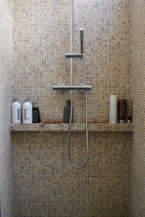 Tablette intégrée dans le carrelage