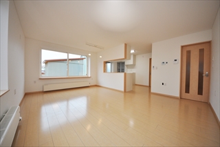 左右で分けた２世帯住宅内観