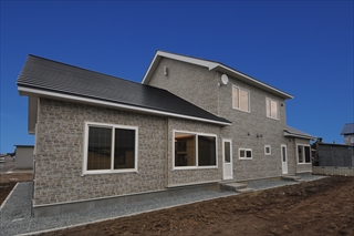 左右で分けた２世帯住宅外観