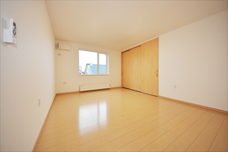 左右で分けた２世帯住宅内観