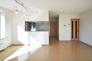 左右で分けた２世帯住宅内観