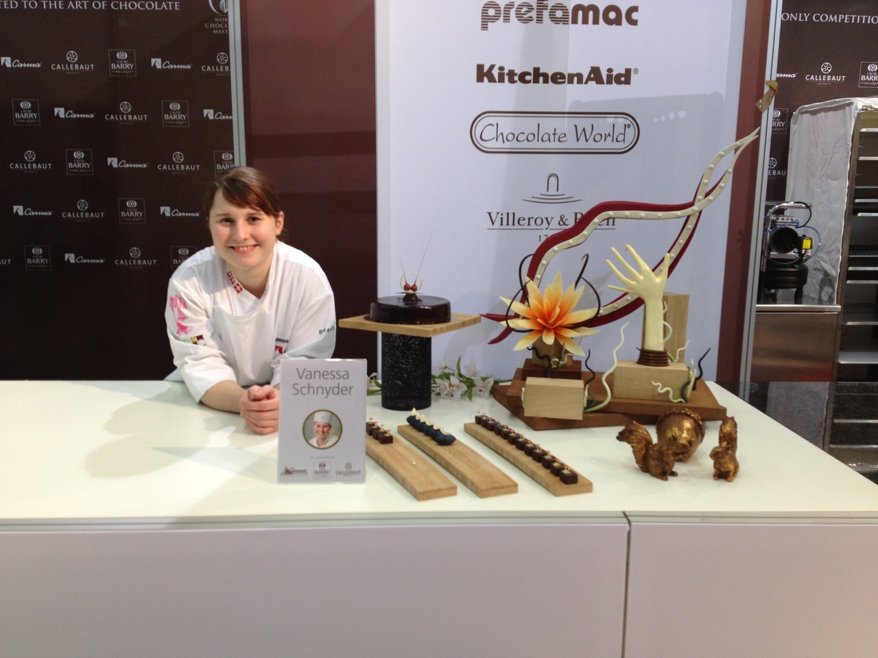 2. Schaustück von Vanessa Schnyder mit Pralinen und Torte