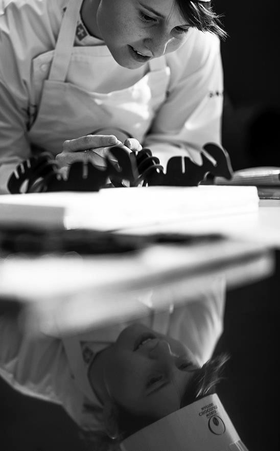 Impressionen: Vanessa Schnyder beim zusammensetzten der Ameise