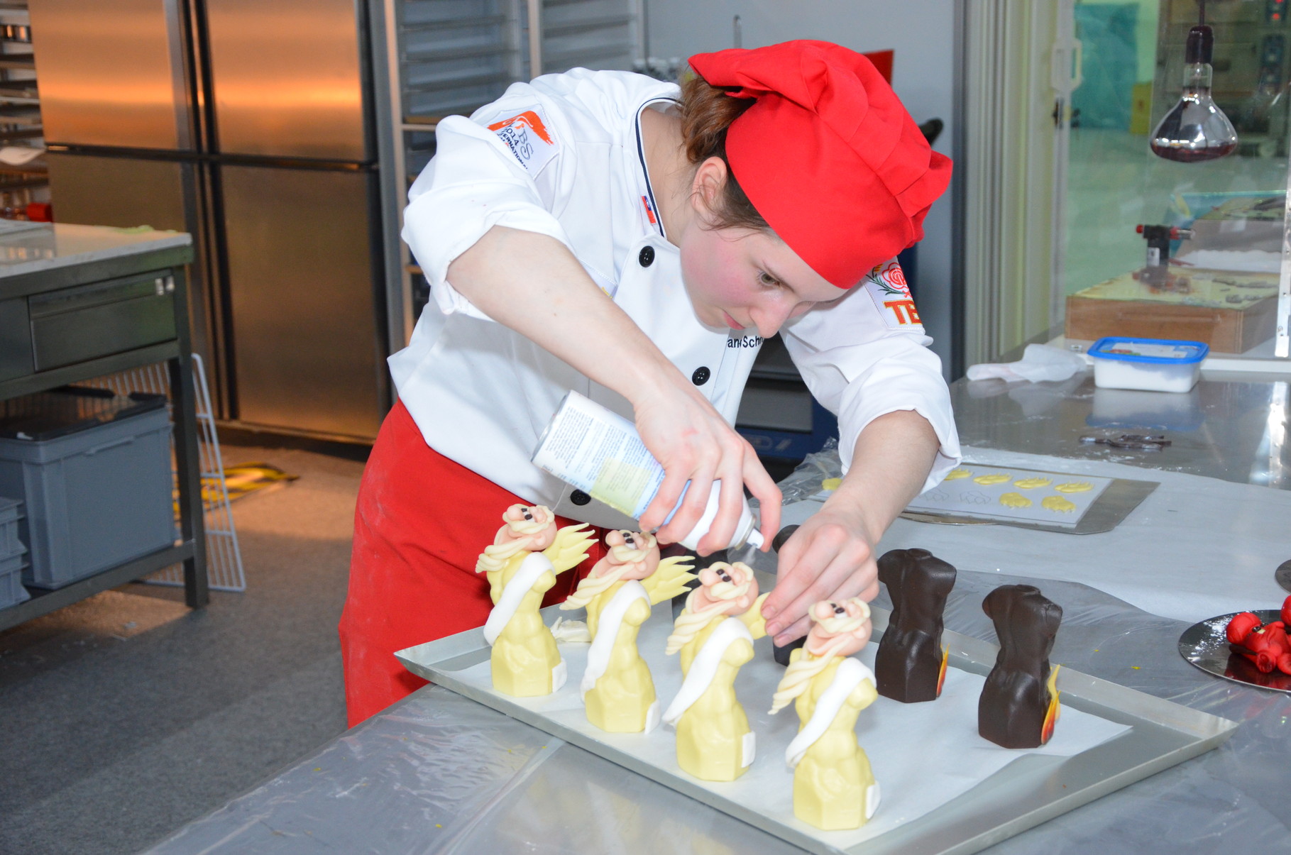 Befestigen der Flügel am Engel mit Ice-Spray