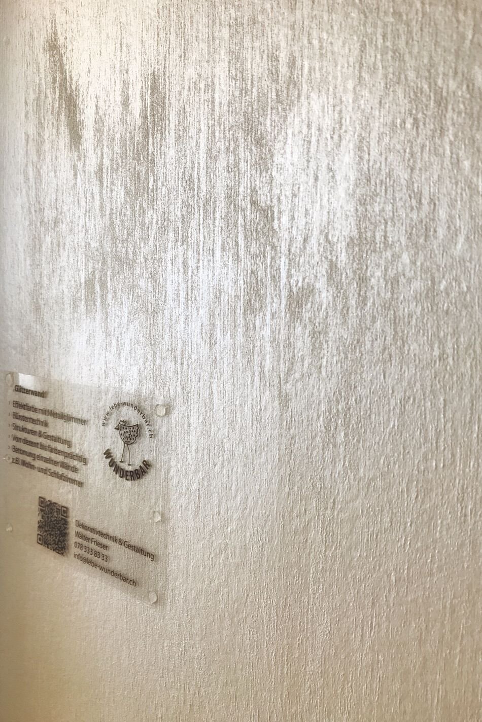 vanillefarbene wandgestaltung mit effekt