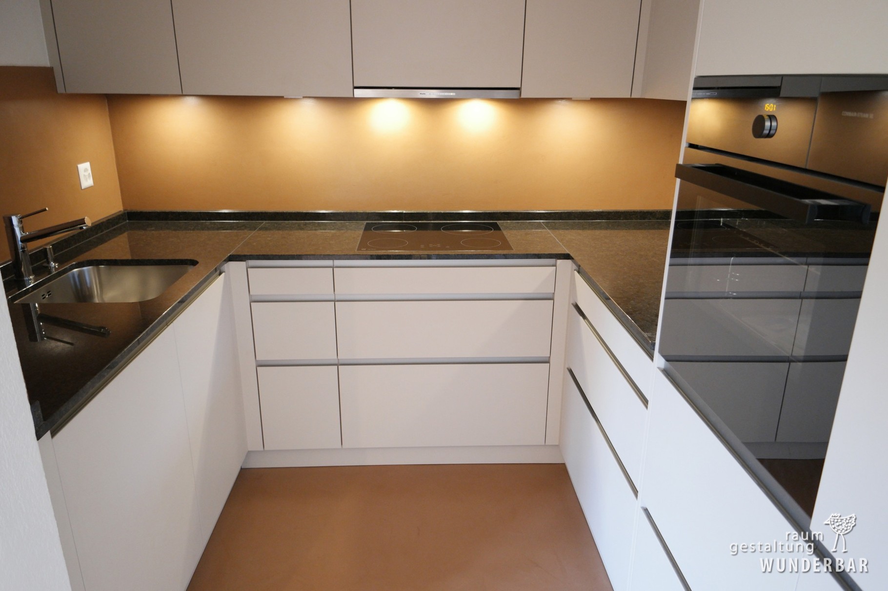 Nachher: Moderne Küche mit fugenloser Wand/Boden-Beschichtung