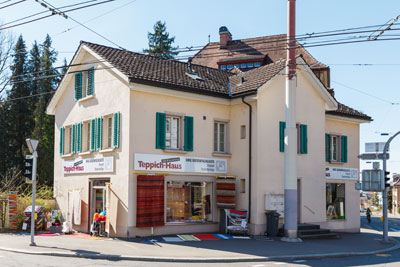 Teppichhaus Zürich - Ausstellungsraum mit Wandgestaltung und Betonoptik 