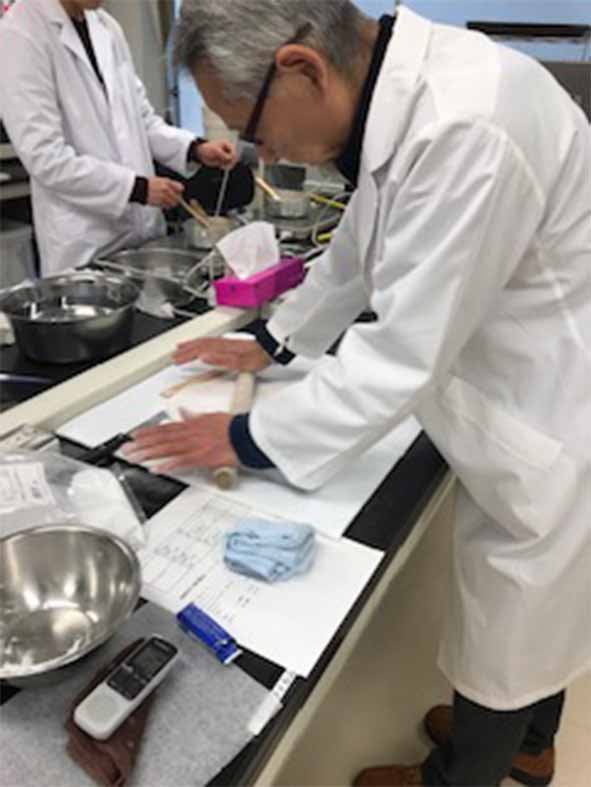 蕎麦打ちのように生地を麺棒で薄く延ばす