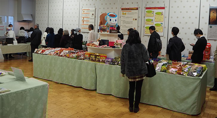 ココアの試飲には長蛇の列