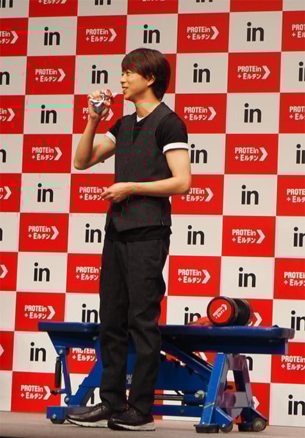 『inゼリー』を飲んで「美味しい！」と一言