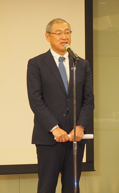 挨拶をする細田理事長