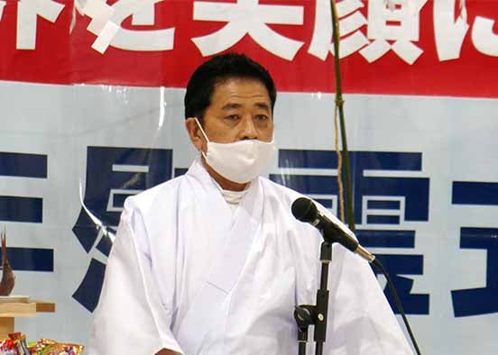 主催者代表挨拶をする秋山代表理事