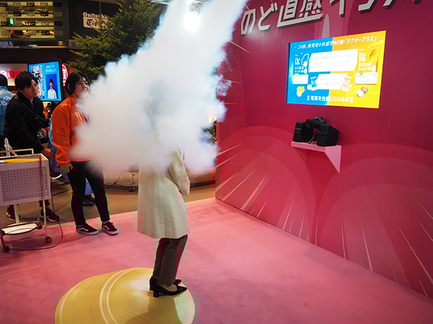 頭上からドライアイスの粒子が勢いよく噴射！