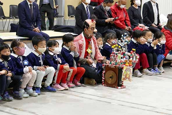 催し物に見入る園児たち